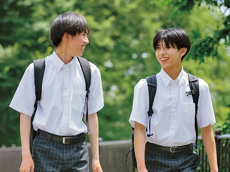 登校する男子生徒二人の写真