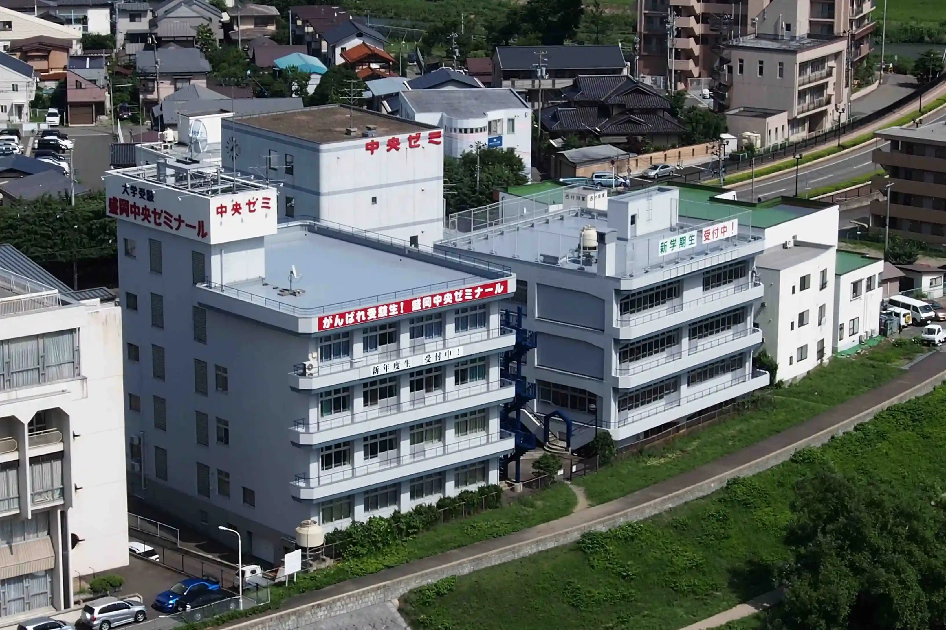 進学塾で学ぶ男の子の写真