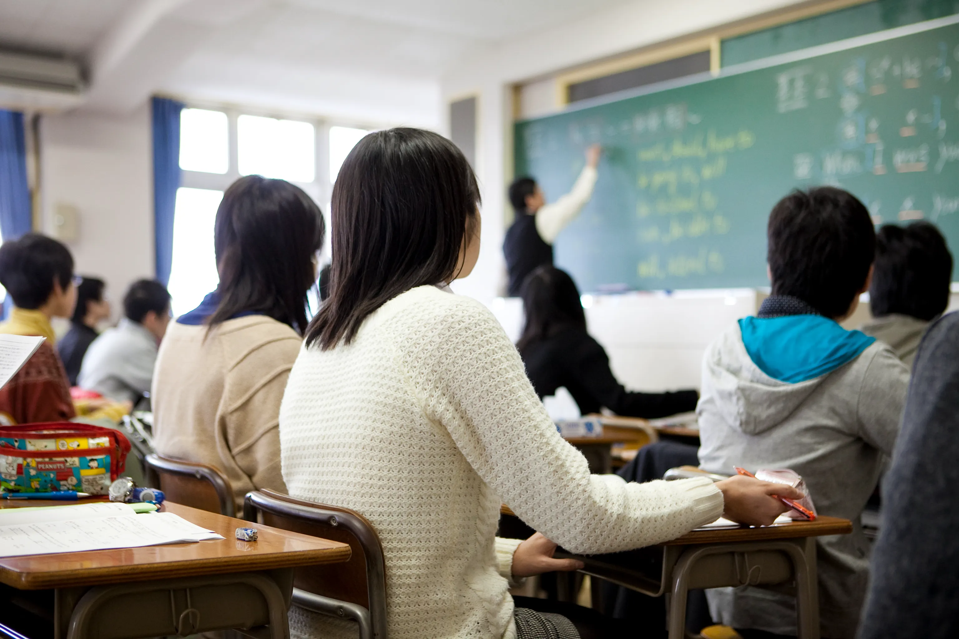 進学塾で学び合う女子生徒の写真
