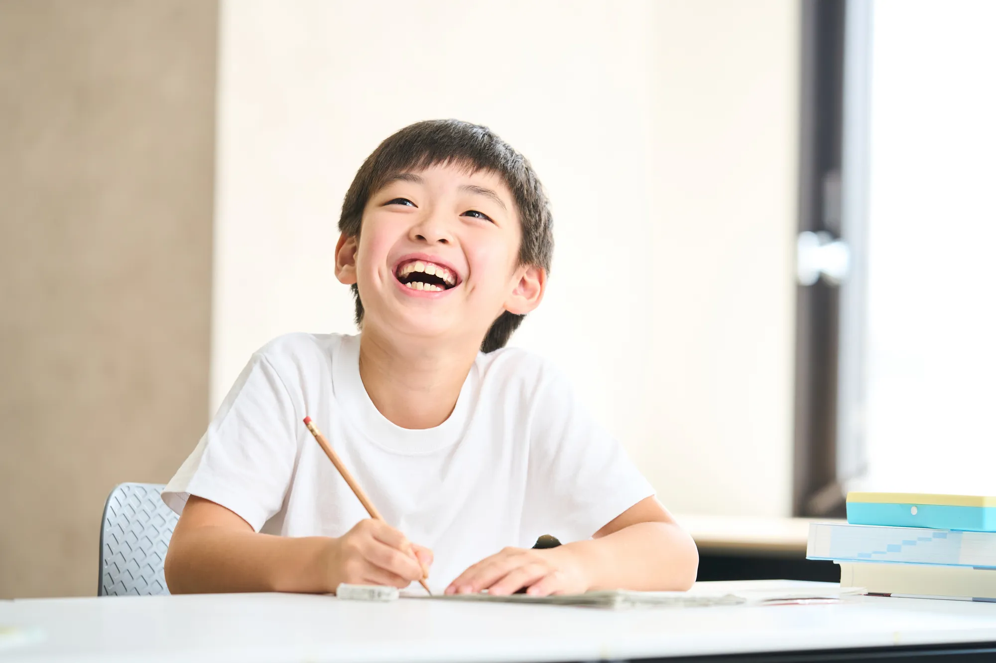 進学塾で学ぶ男の子の写真