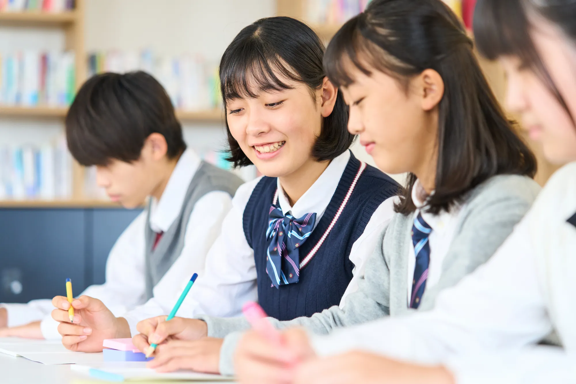 進学塾で学び合う女子生徒の写真