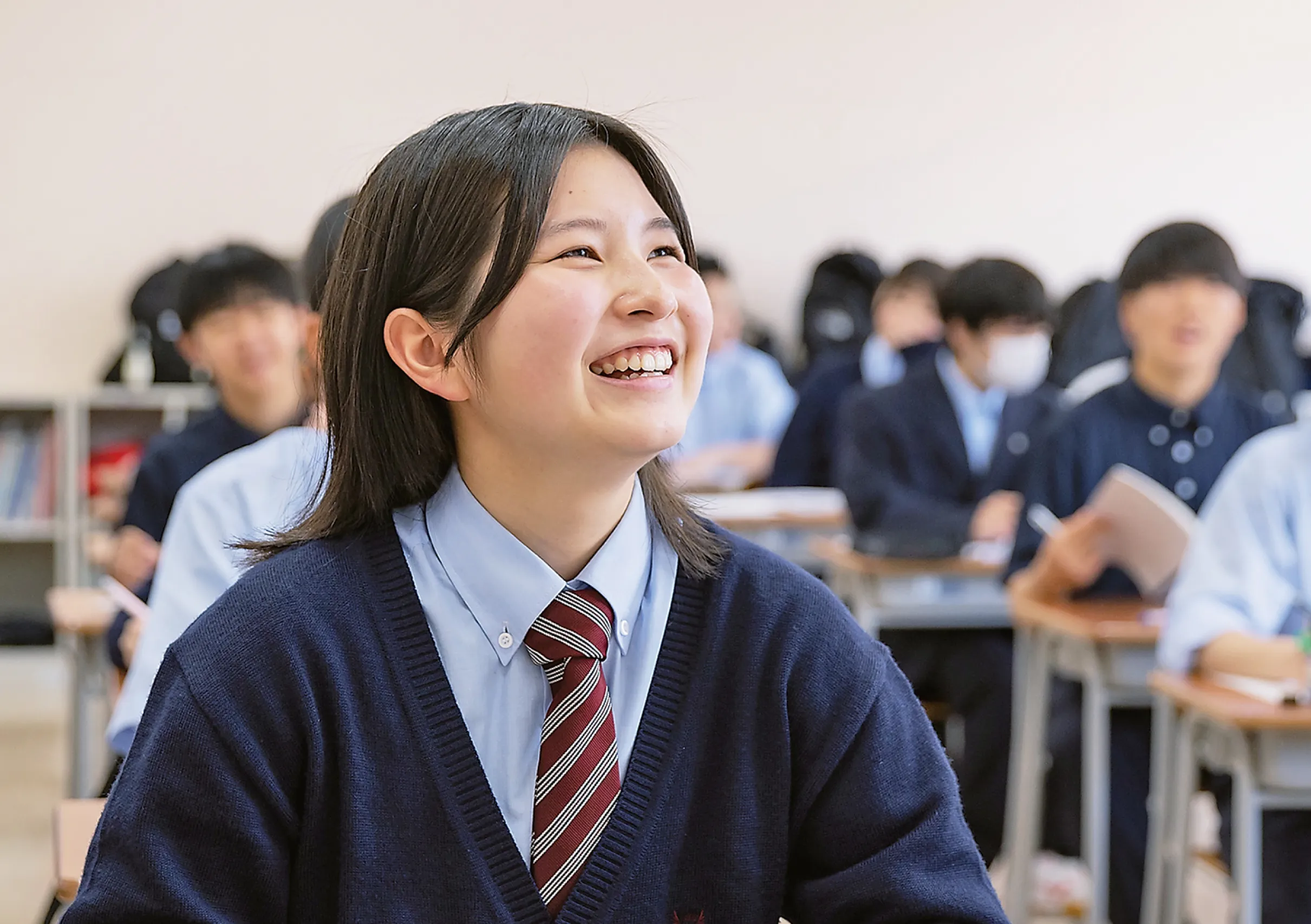 事業紹介ページのメイン写真「笑顔な女子生徒の様子」