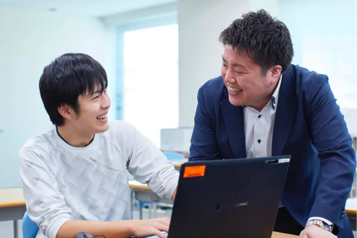 生徒と先生が笑う写真