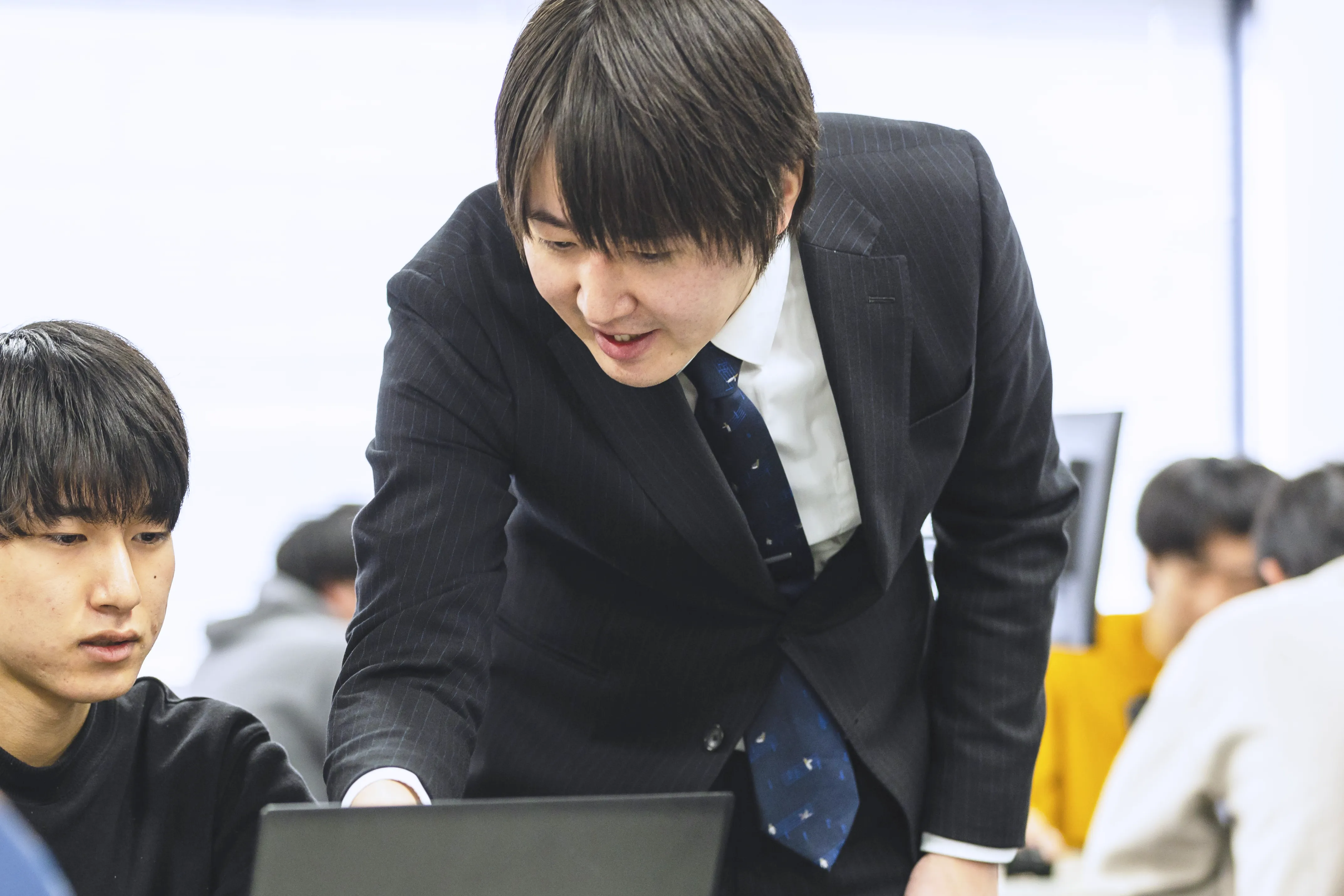 システム学科の教師と専門学生の写真