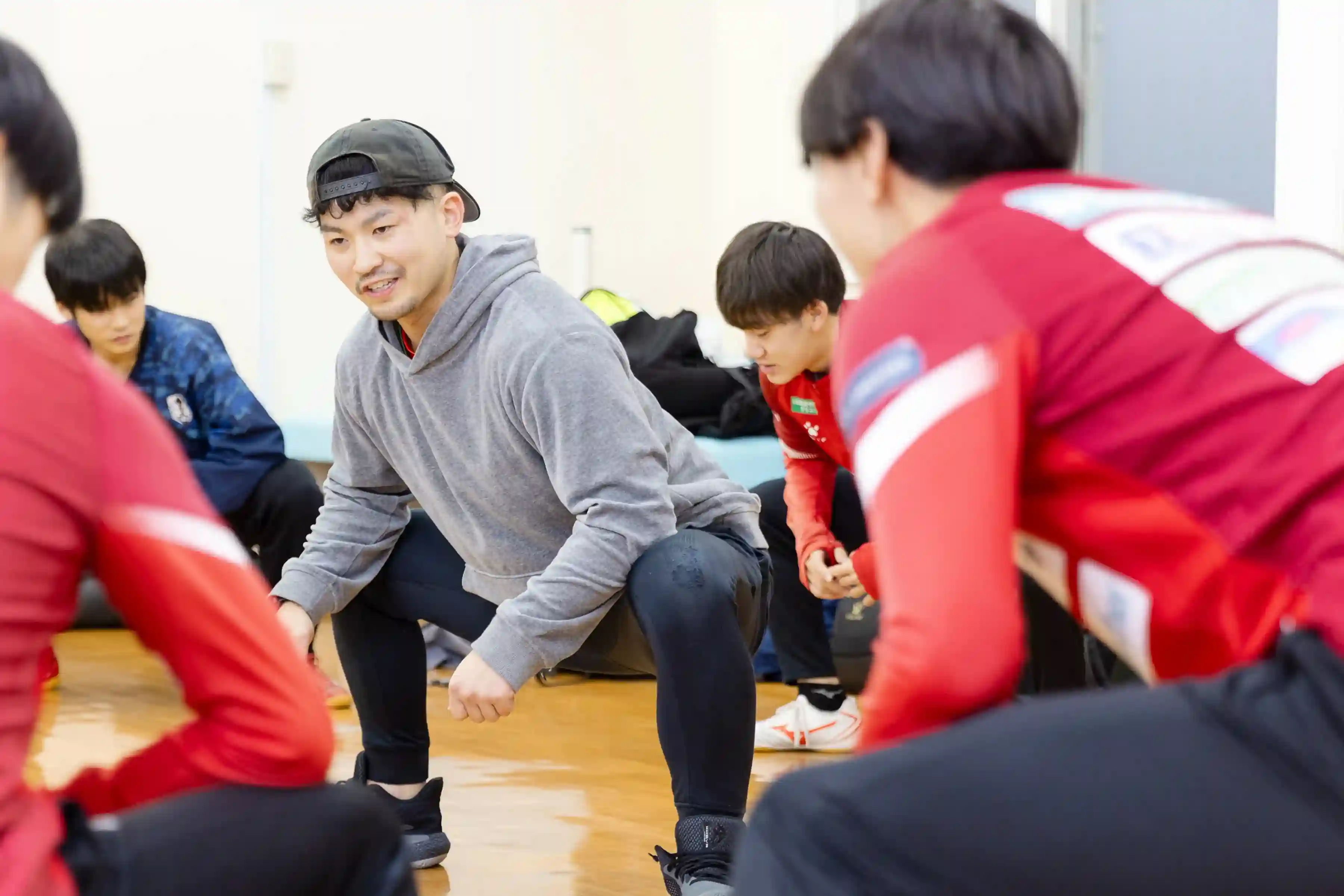 男子生徒とトレーニングをする体育教師の写真