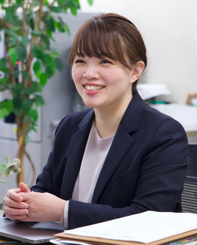 女性教員がにこやかに笑う写真