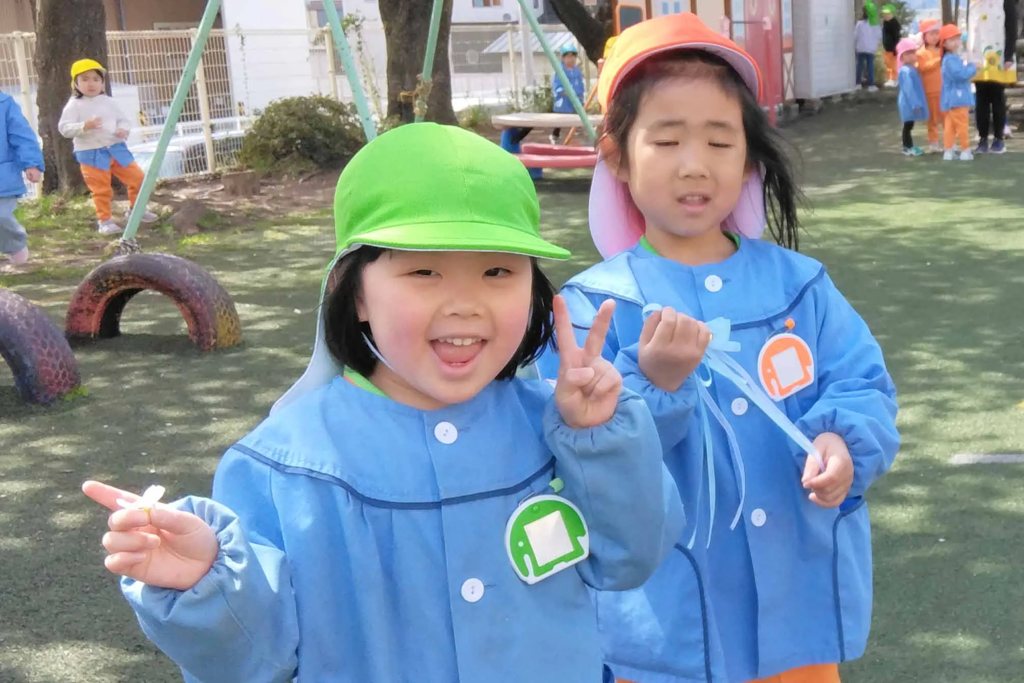 園児たちが笑う写真