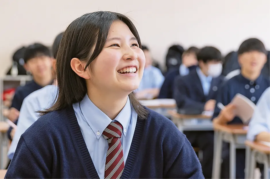 授業を受ける笑顔の女子生徒の写真